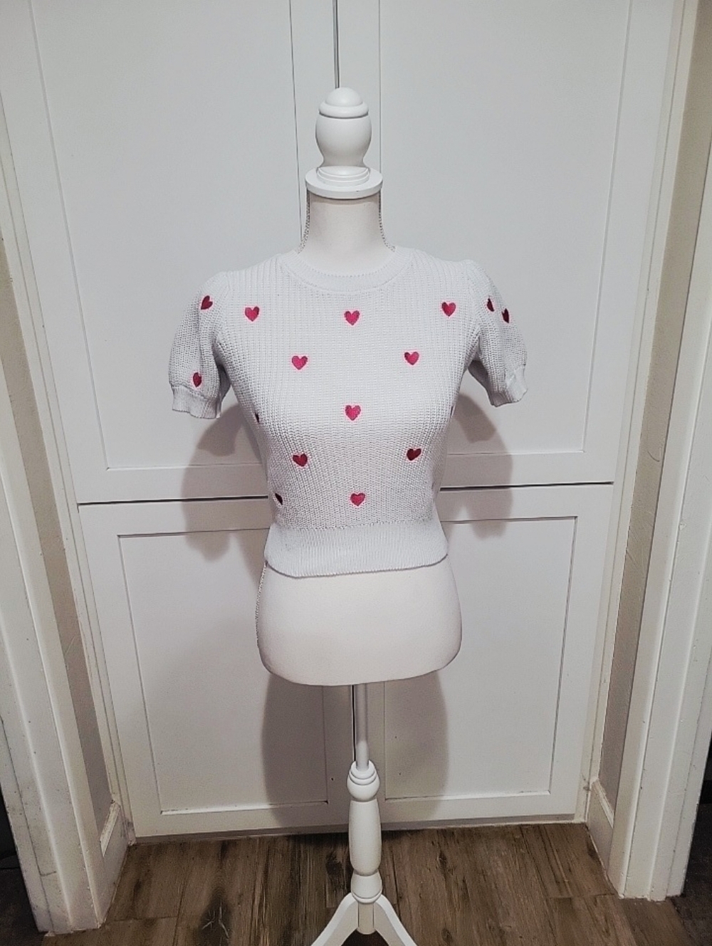 Francesca’s White Knit Crop Sweater w/ Pink Heart Embroidery | Size Small